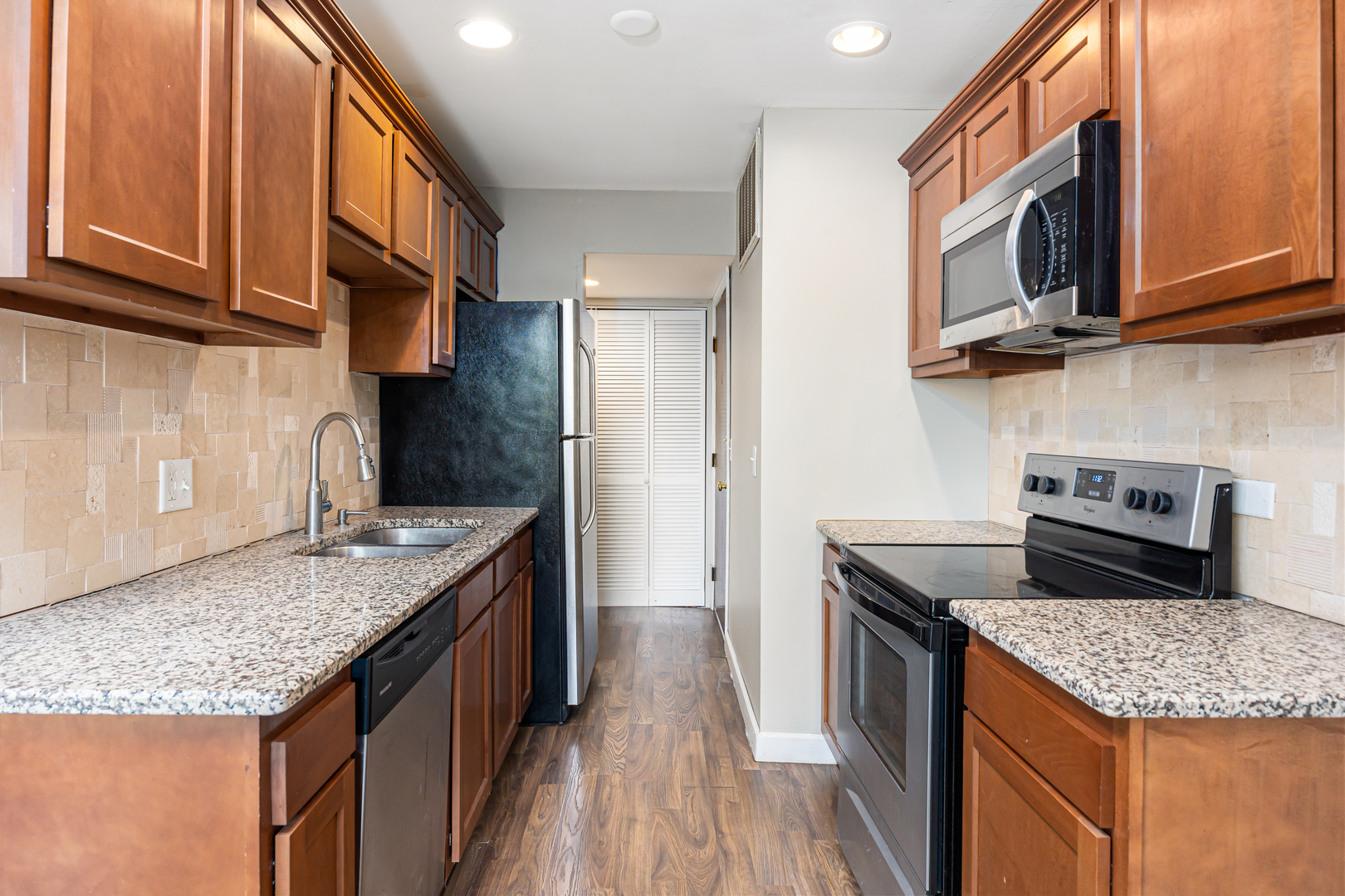 5515 Lakeside Drive Unit: 1D