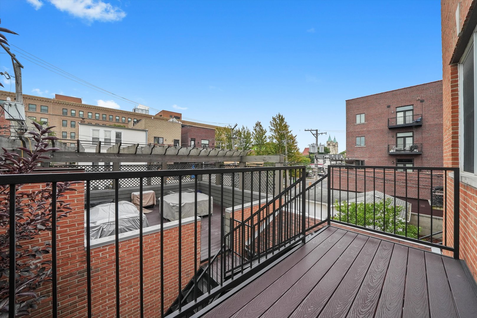 2421 N Janssen Avenue
