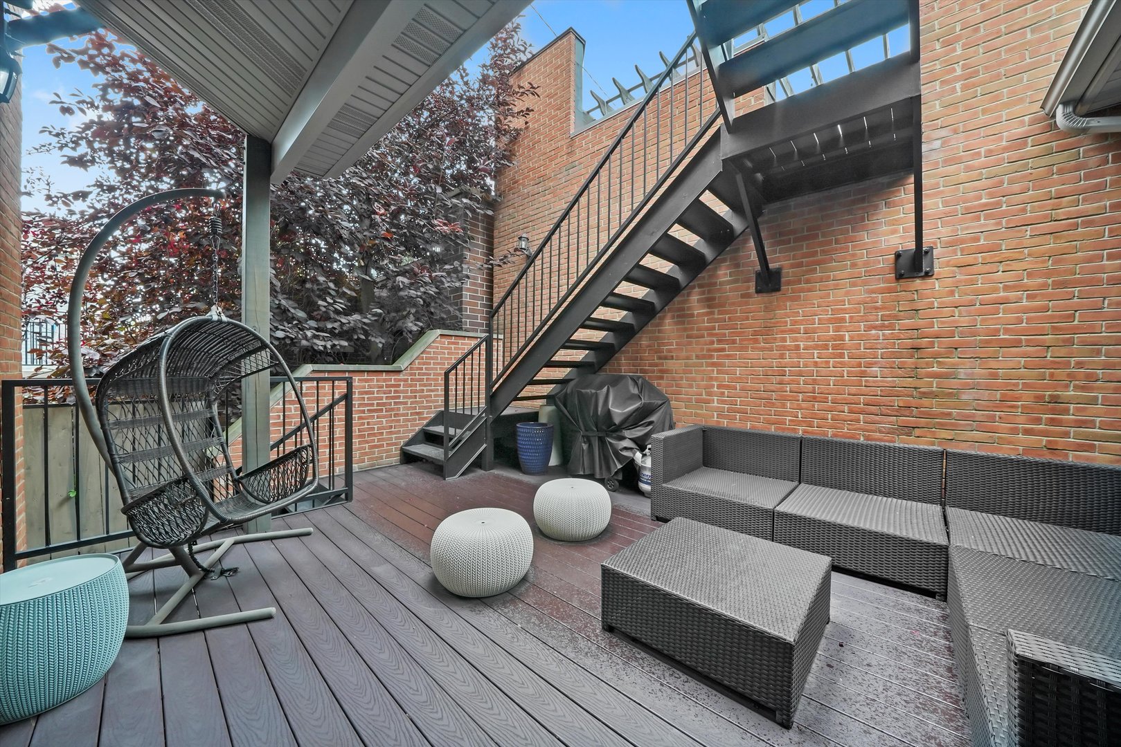 2421 N Janssen Avenue