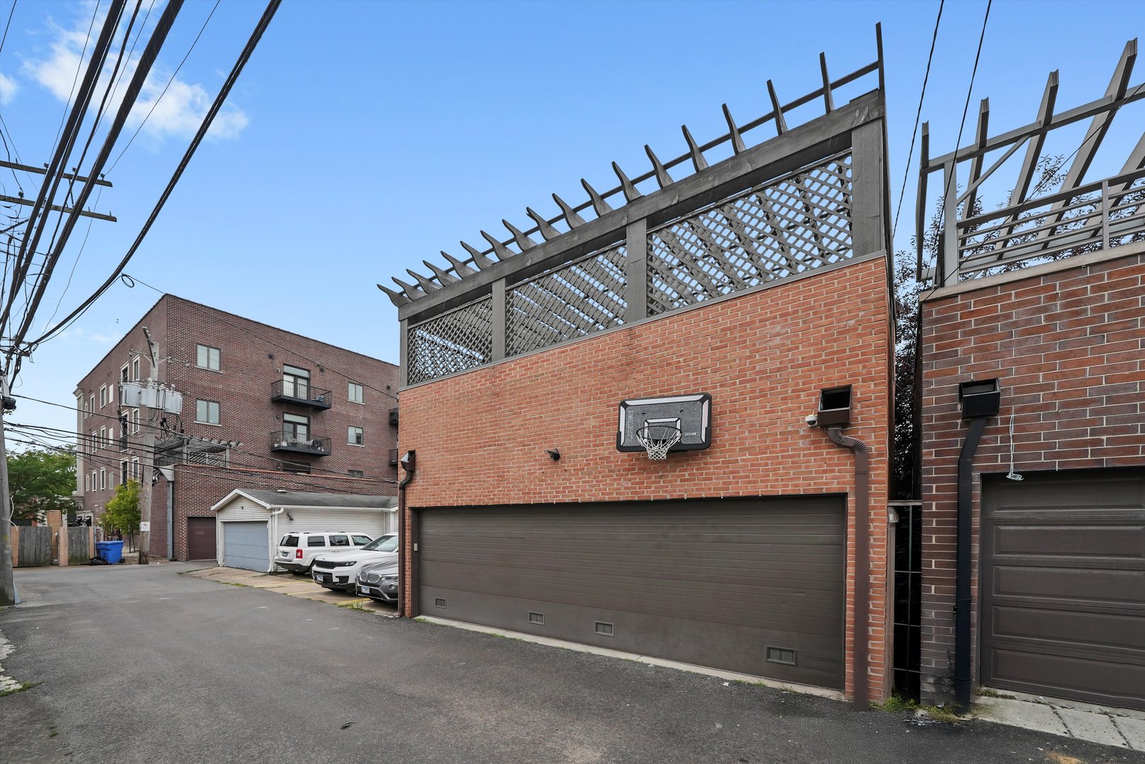 2421 N Janssen Avenue