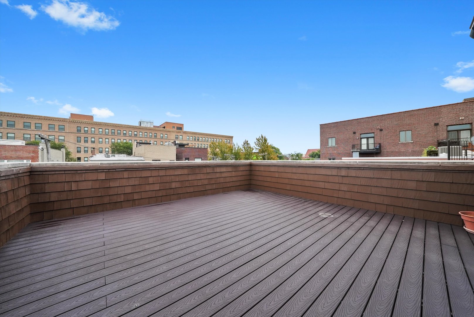 2421 N Janssen Avenue