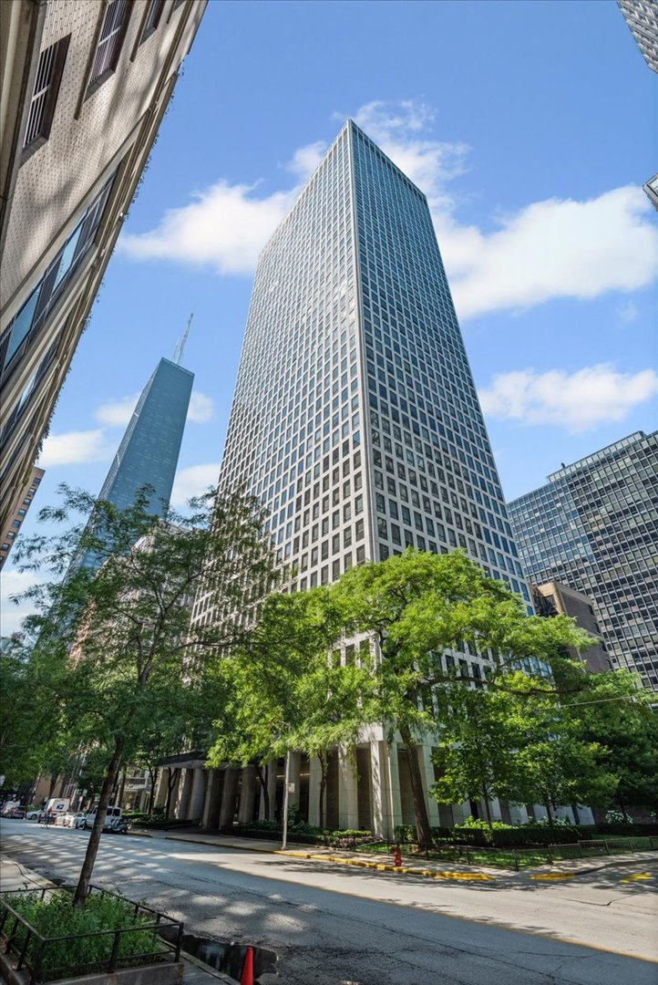 260 E Chestnut Street Unit: 611