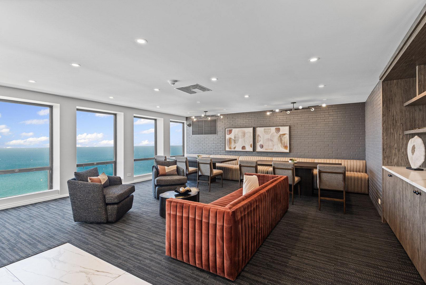 260 E Chestnut Street Unit: 611