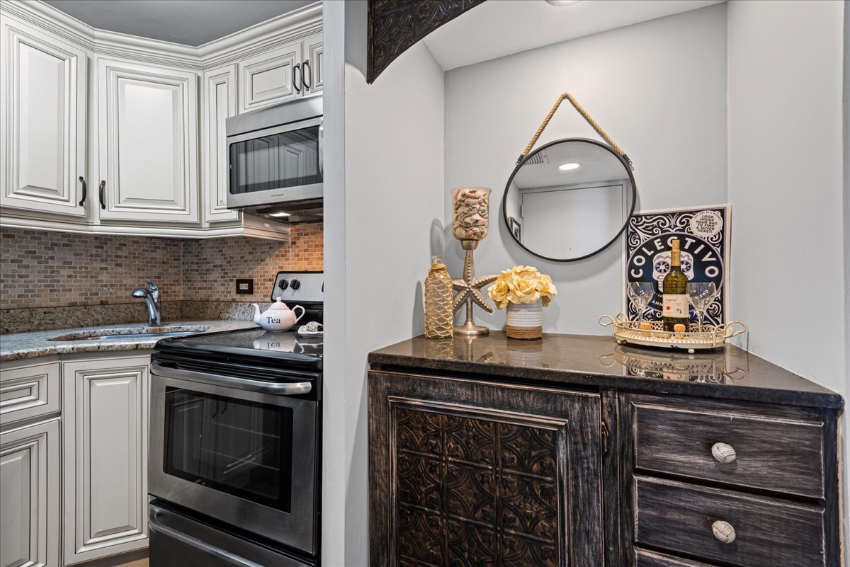 260 E Chestnut Street Unit: 611