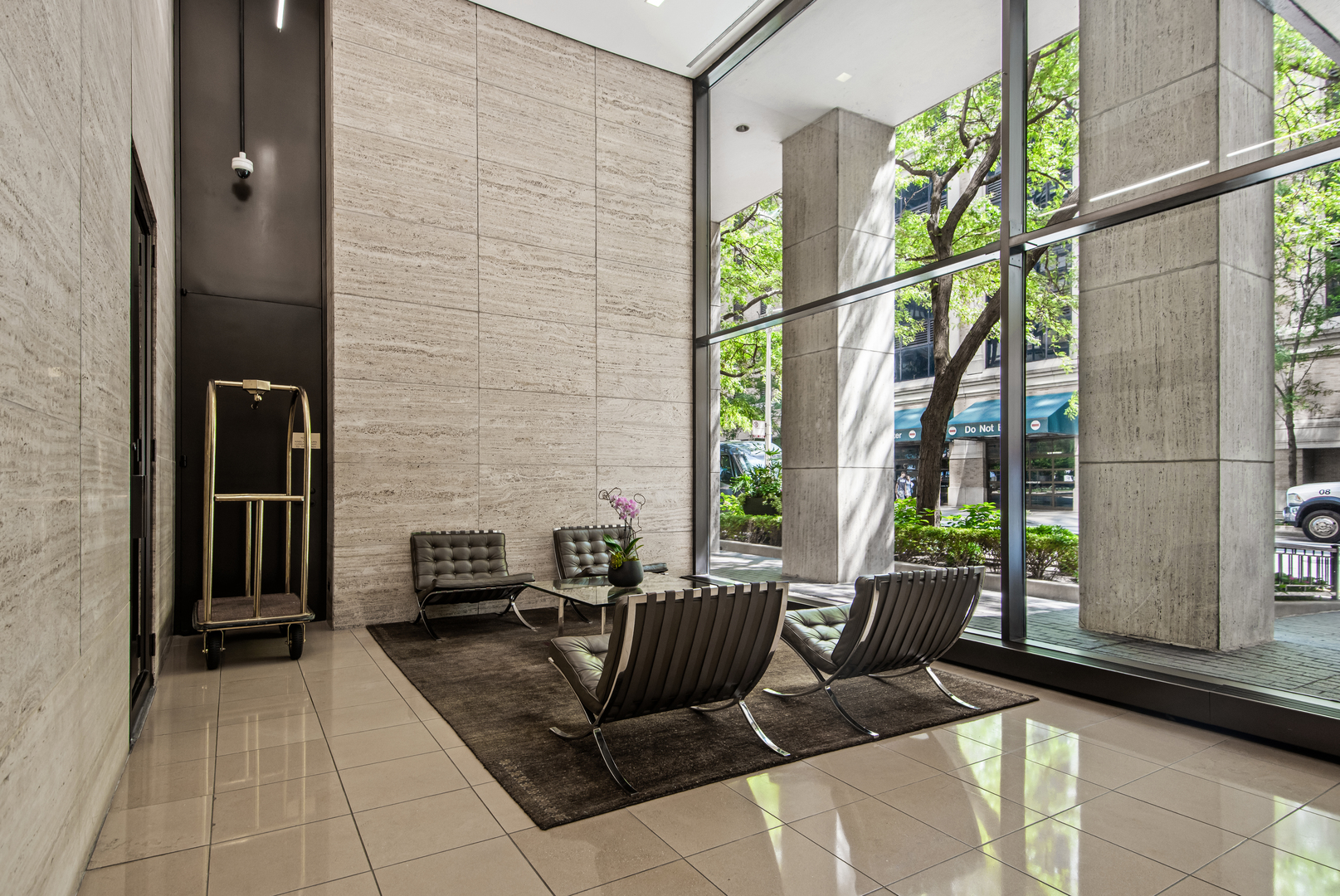 260 E Chestnut Street Unit: 611