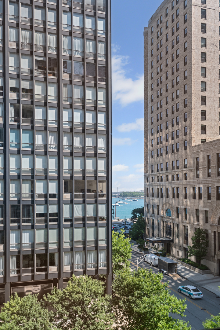 260 E Chestnut Street Unit: 611
