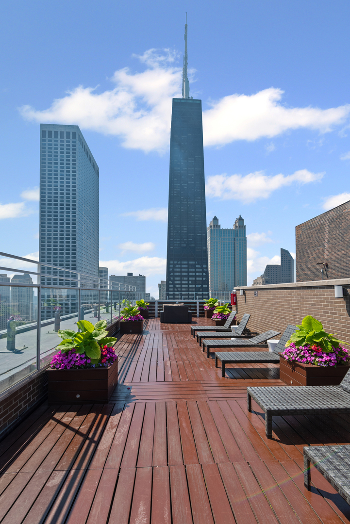 260 E Chestnut Street Unit: 611