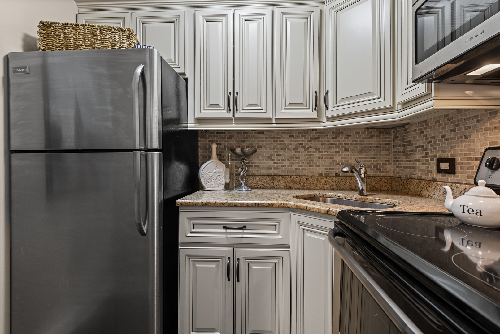 260 E Chestnut Street Unit: 611