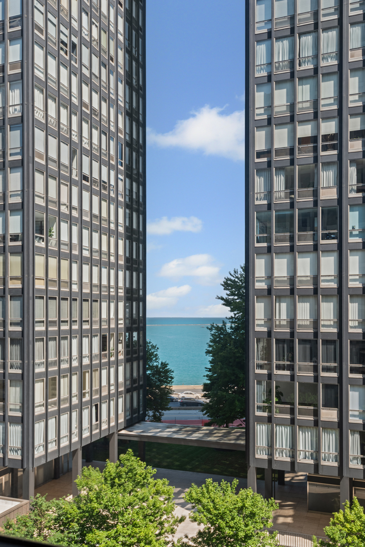 260 E Chestnut Street Unit: 611