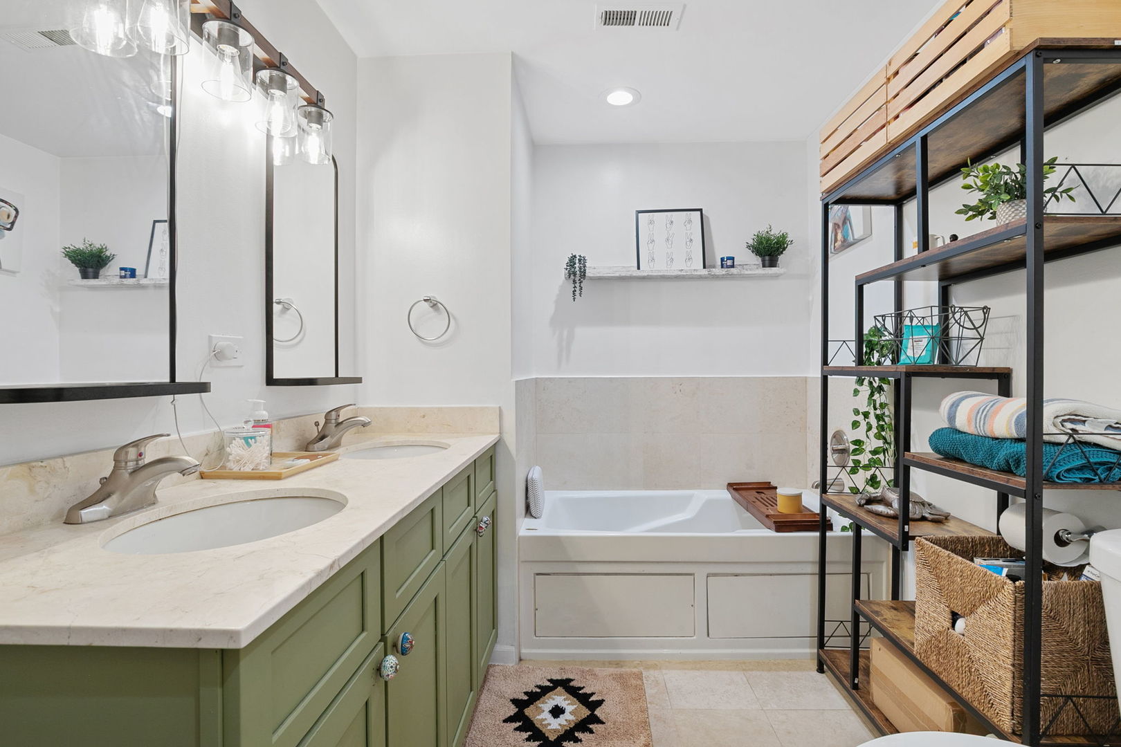 5300 N Lincoln Avenue Unit: 3E