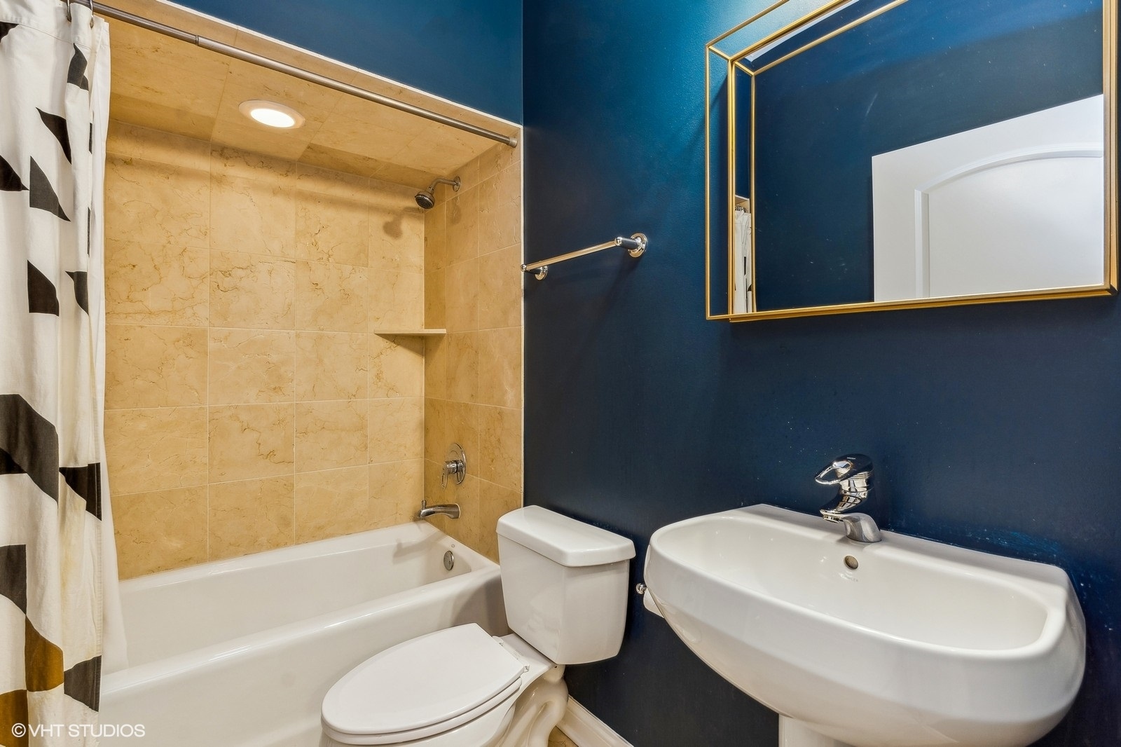 4717 N CLARK Street Unit: 2S