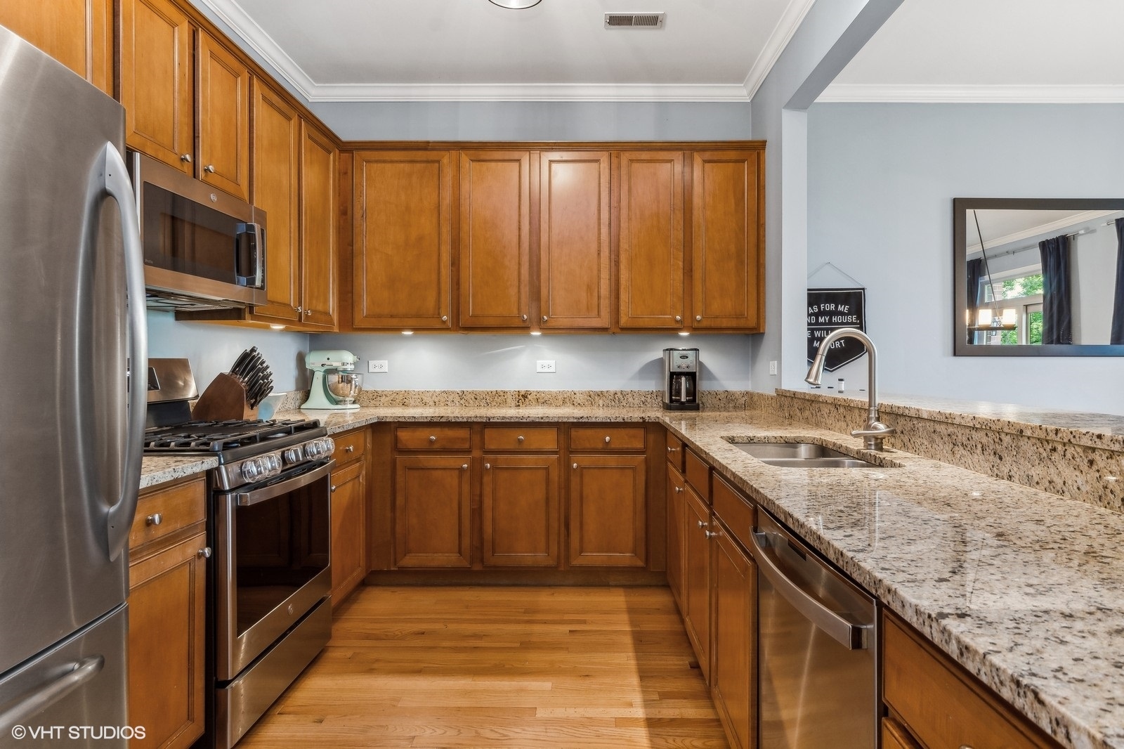 4717 N CLARK Street Unit: 2S