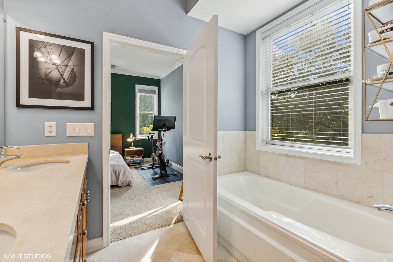 4717 N CLARK Street Unit: 2S