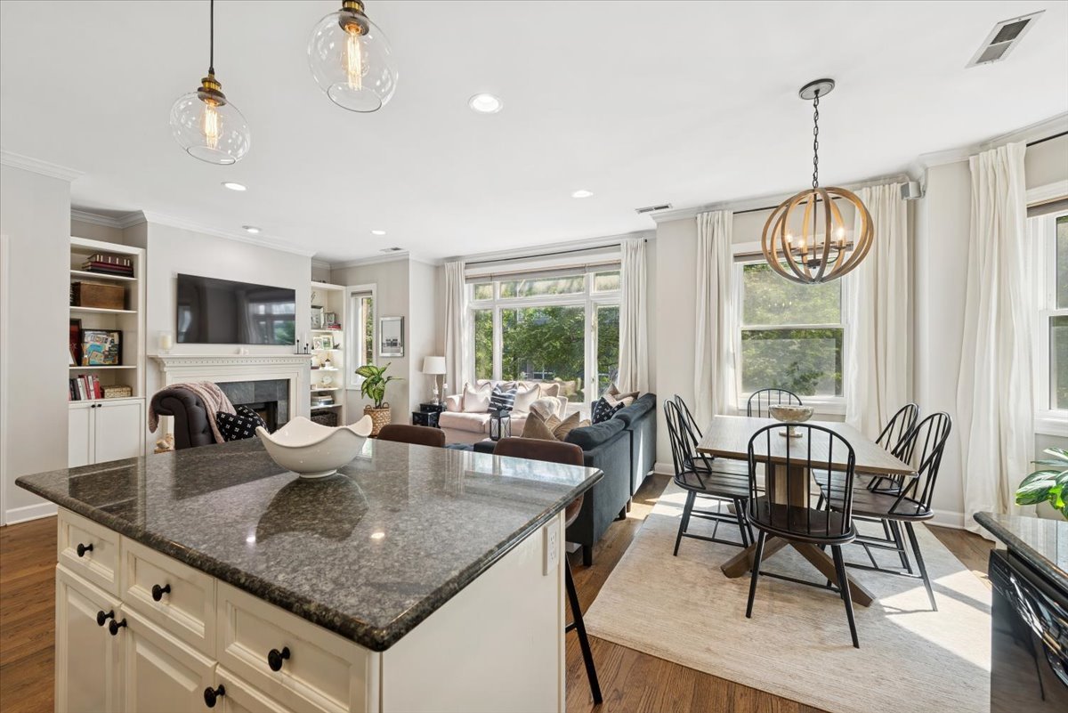 3448 N ASHLAND Avenue Unit: 2S