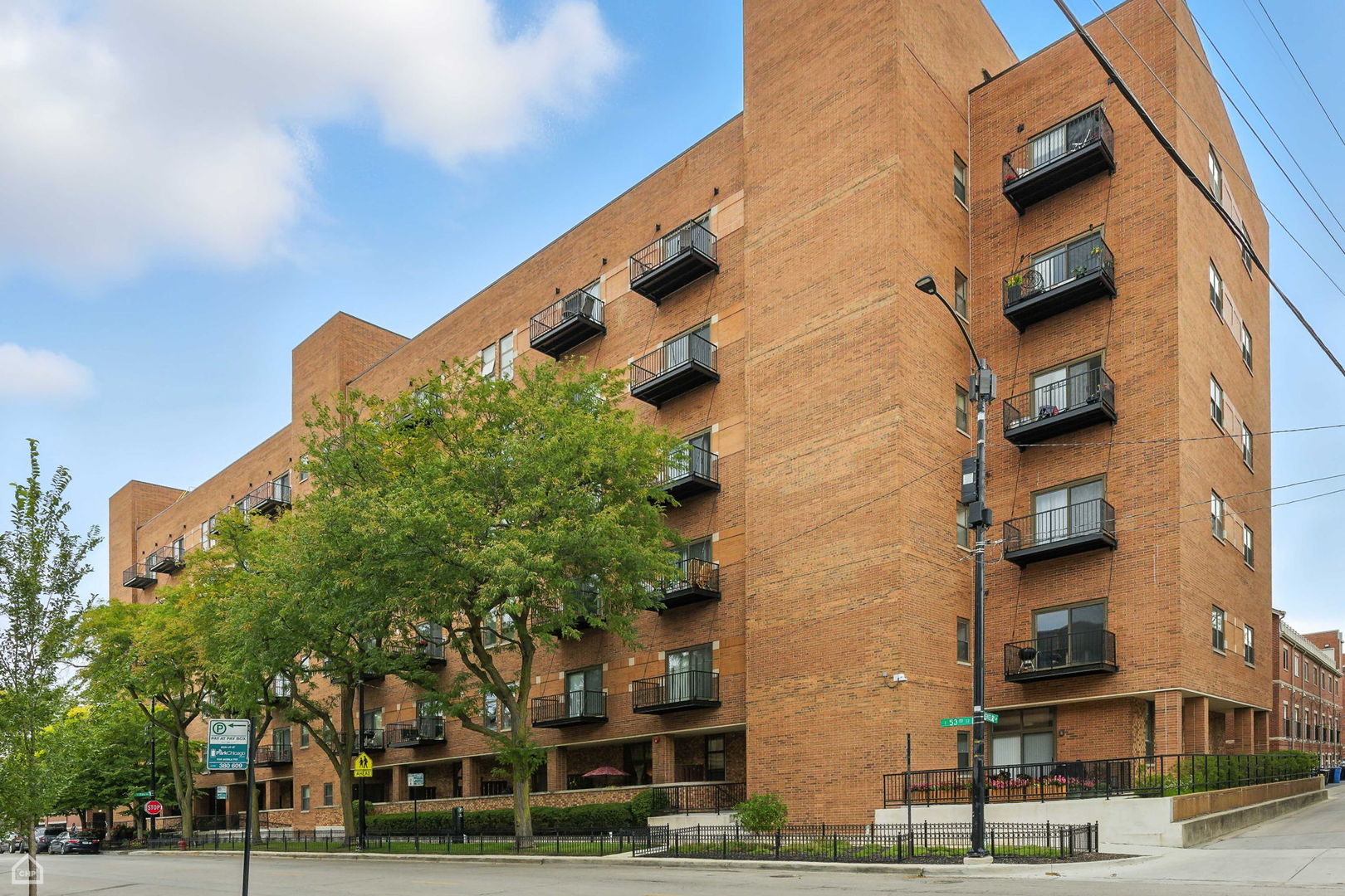1000 E 53rd Street Unit: 208