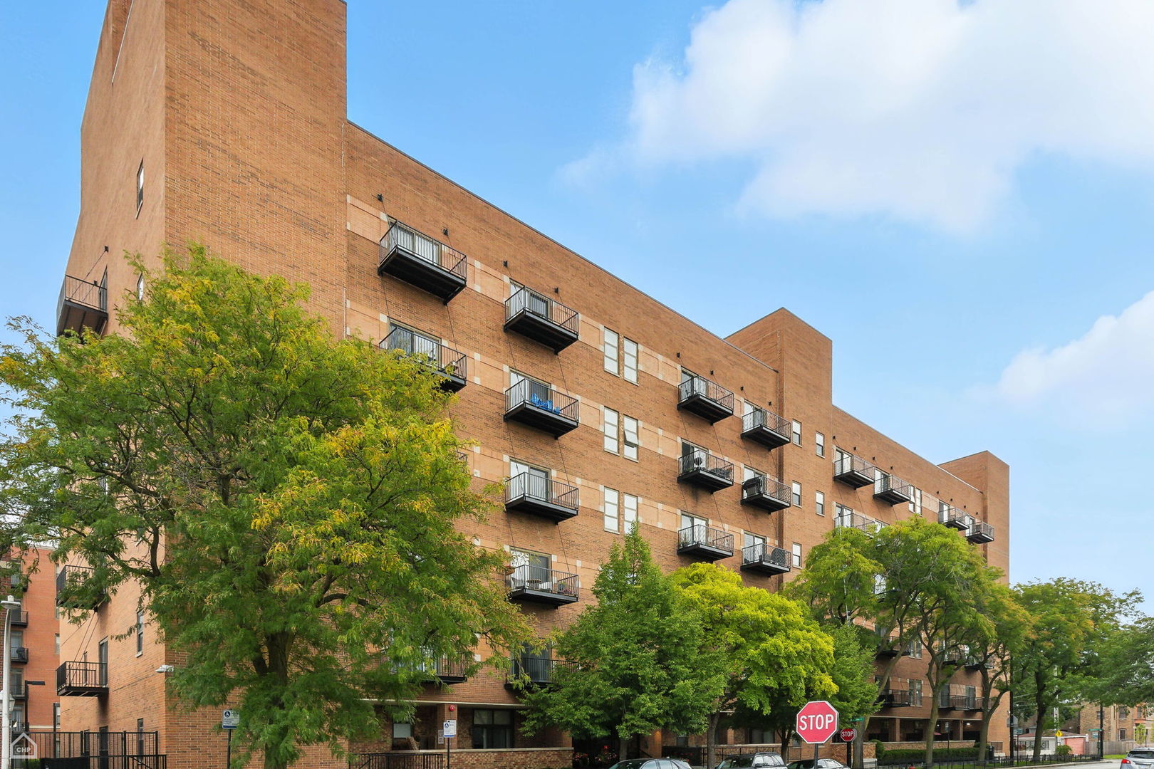 1000 E 53rd Street Unit: 208