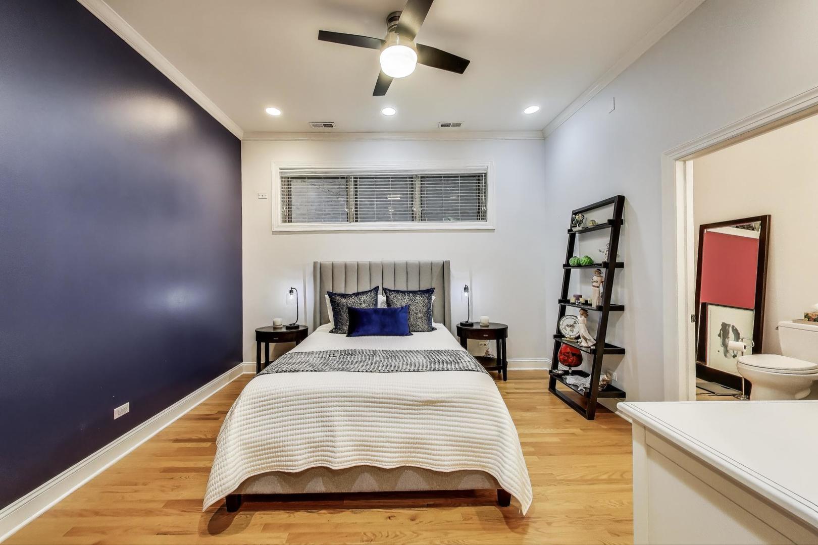 920 W Barry Avenue Unit: 1