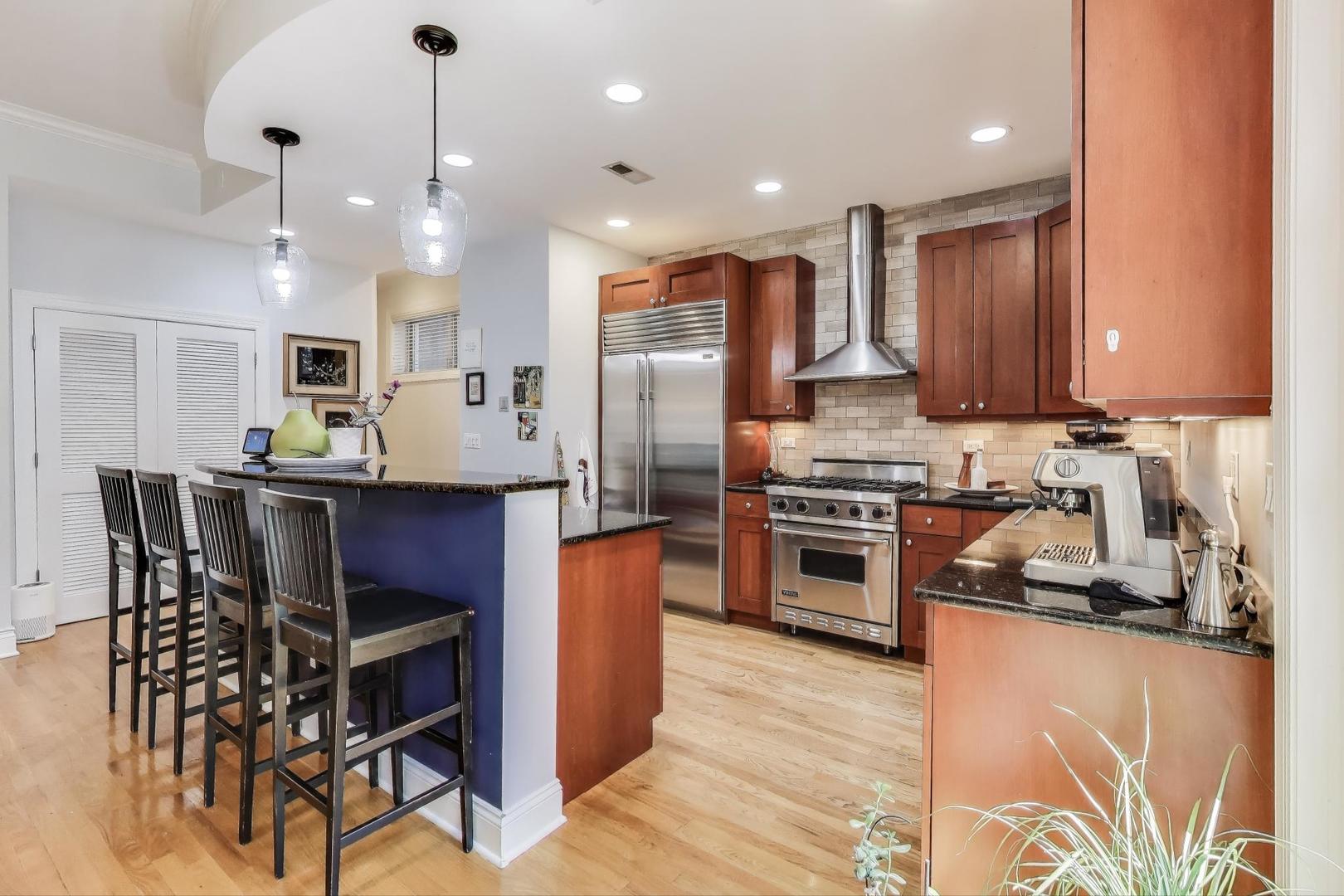 920 W Barry Avenue Unit: 1