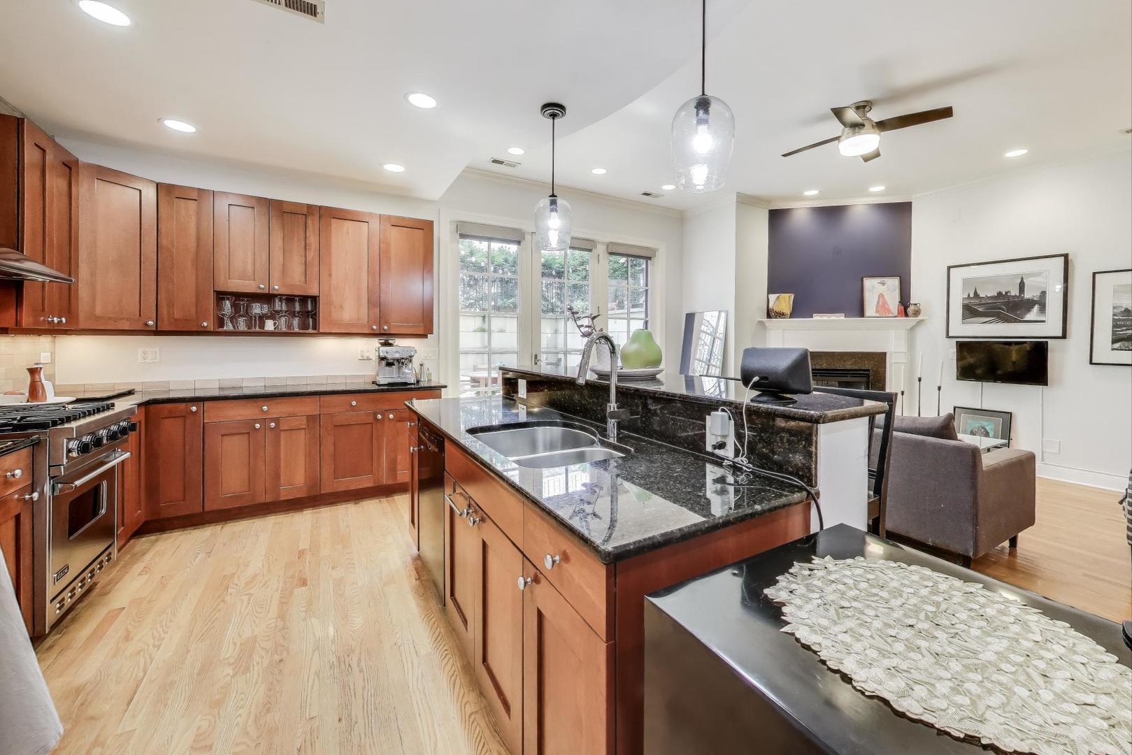 920 W Barry Avenue Unit: 1