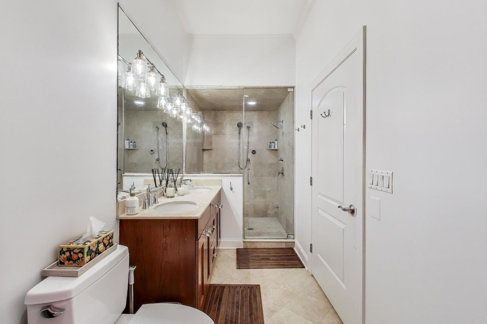 920 W Barry Avenue Unit: 1