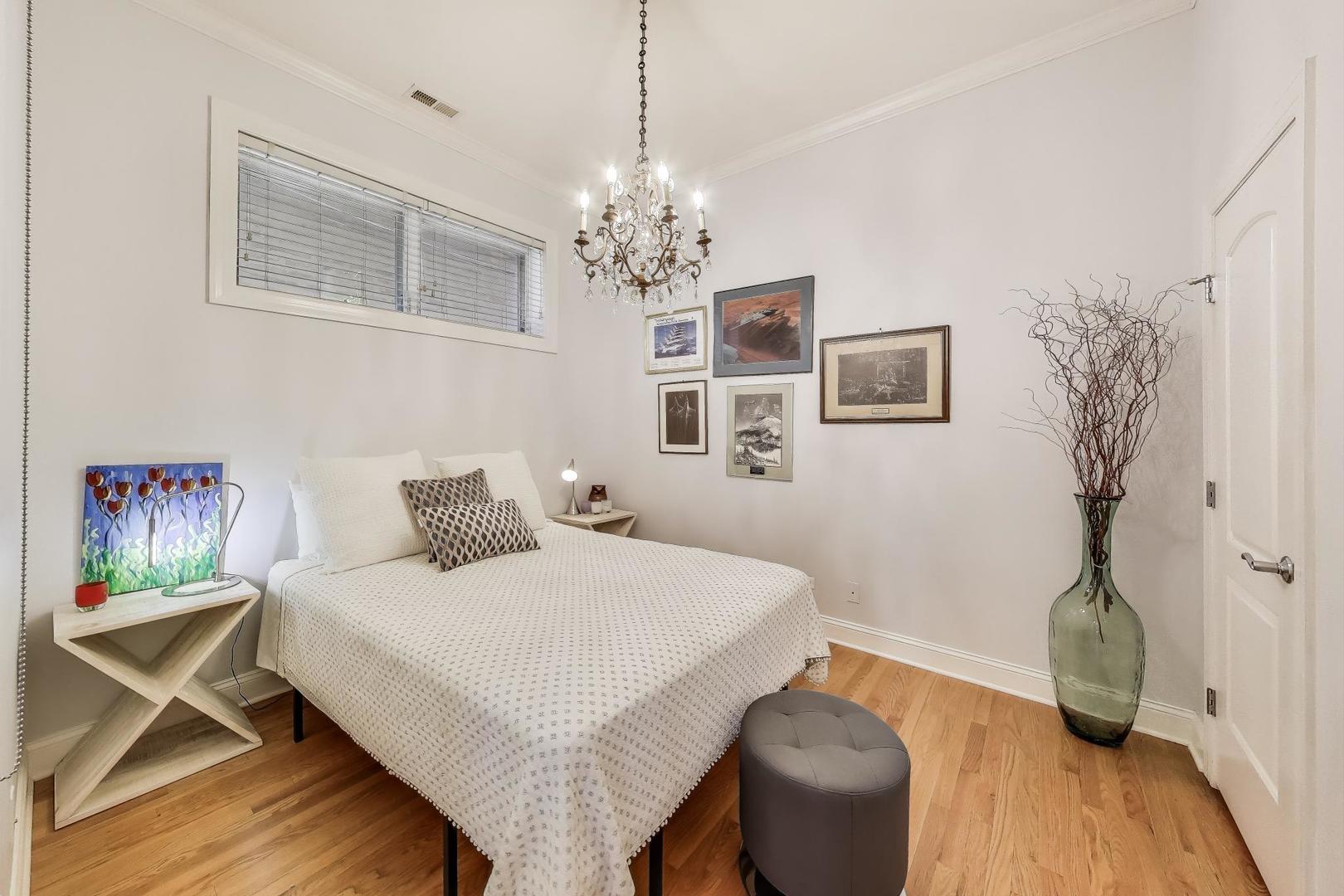 920 W Barry Avenue Unit: 1