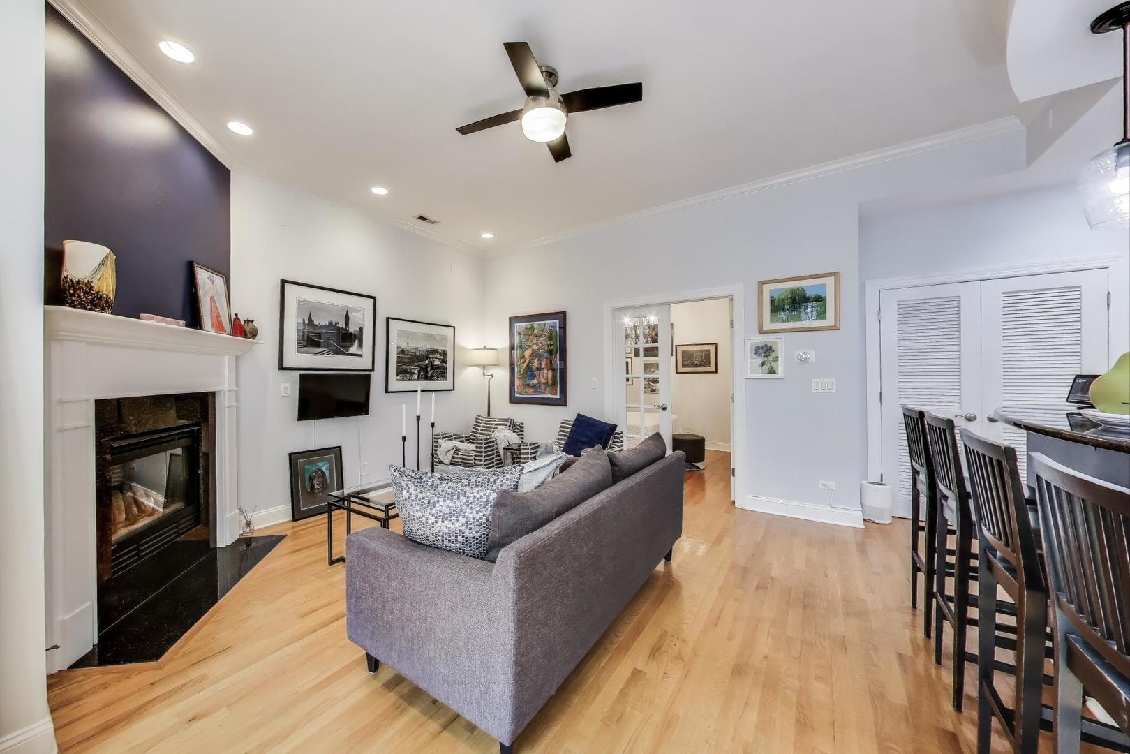 920 W Barry Avenue Unit: 1