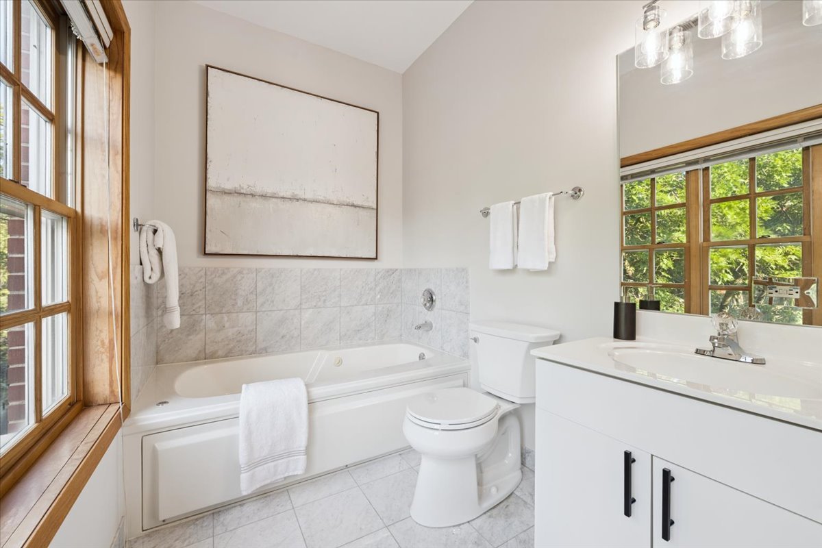 2855 N MILDRED Street Unit: 3N