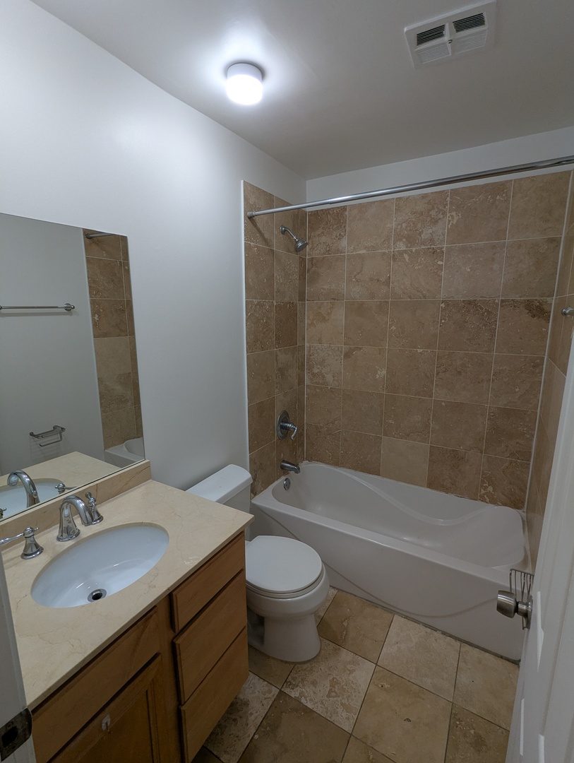 1415 W Lunt Avenue Unit: 207