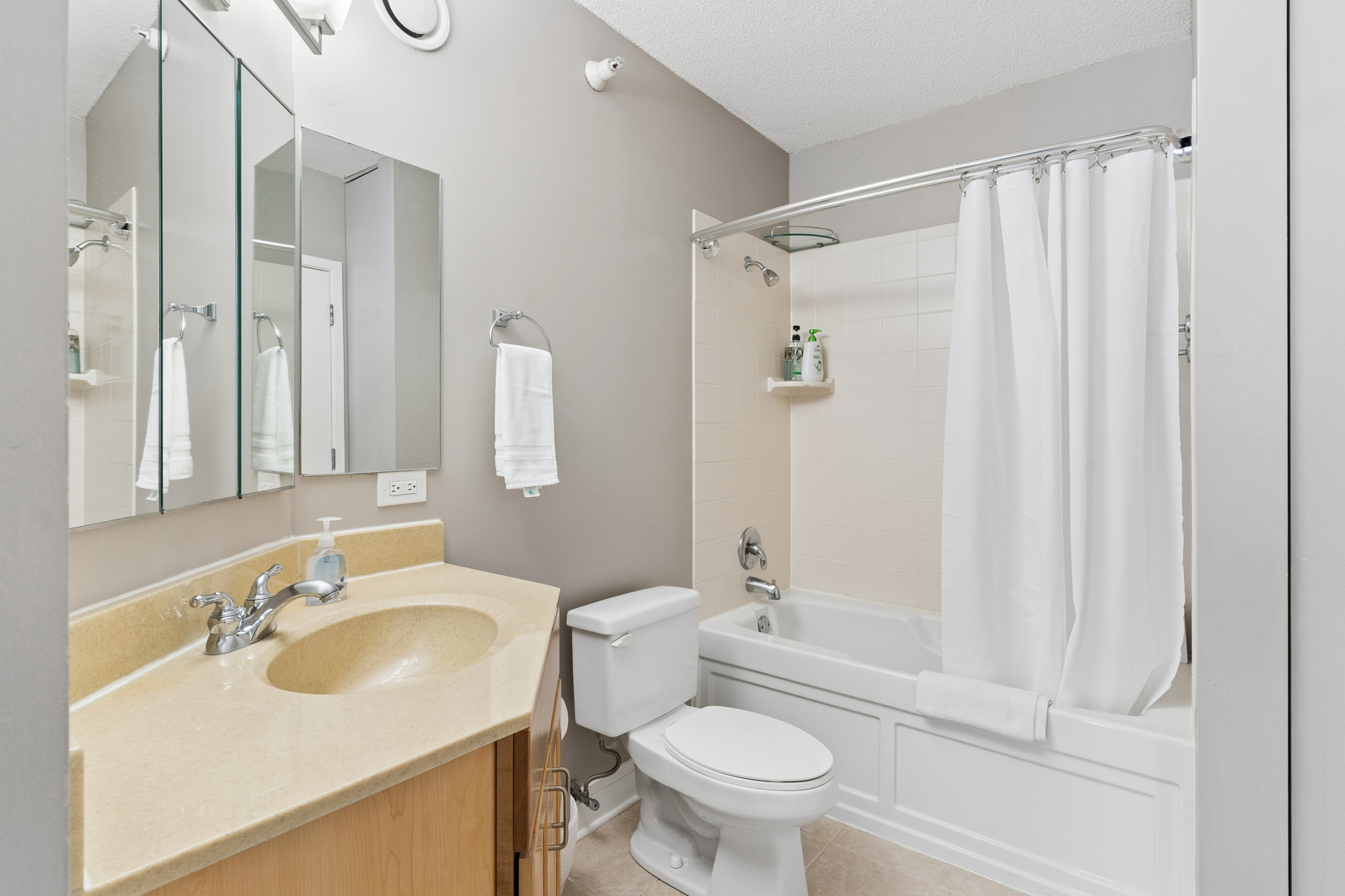 222 N Columbus Drive Unit: 3401