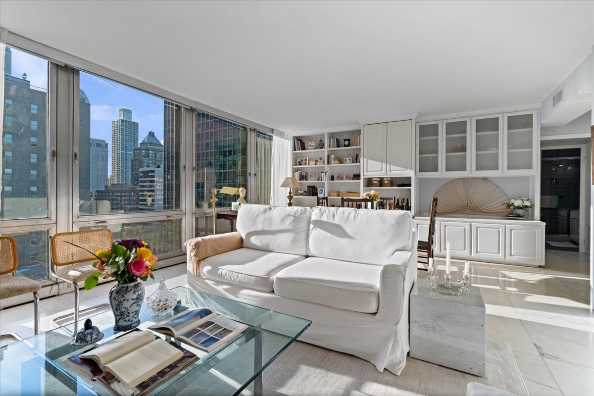 880 N Lake Shore Drive Unit: 16G