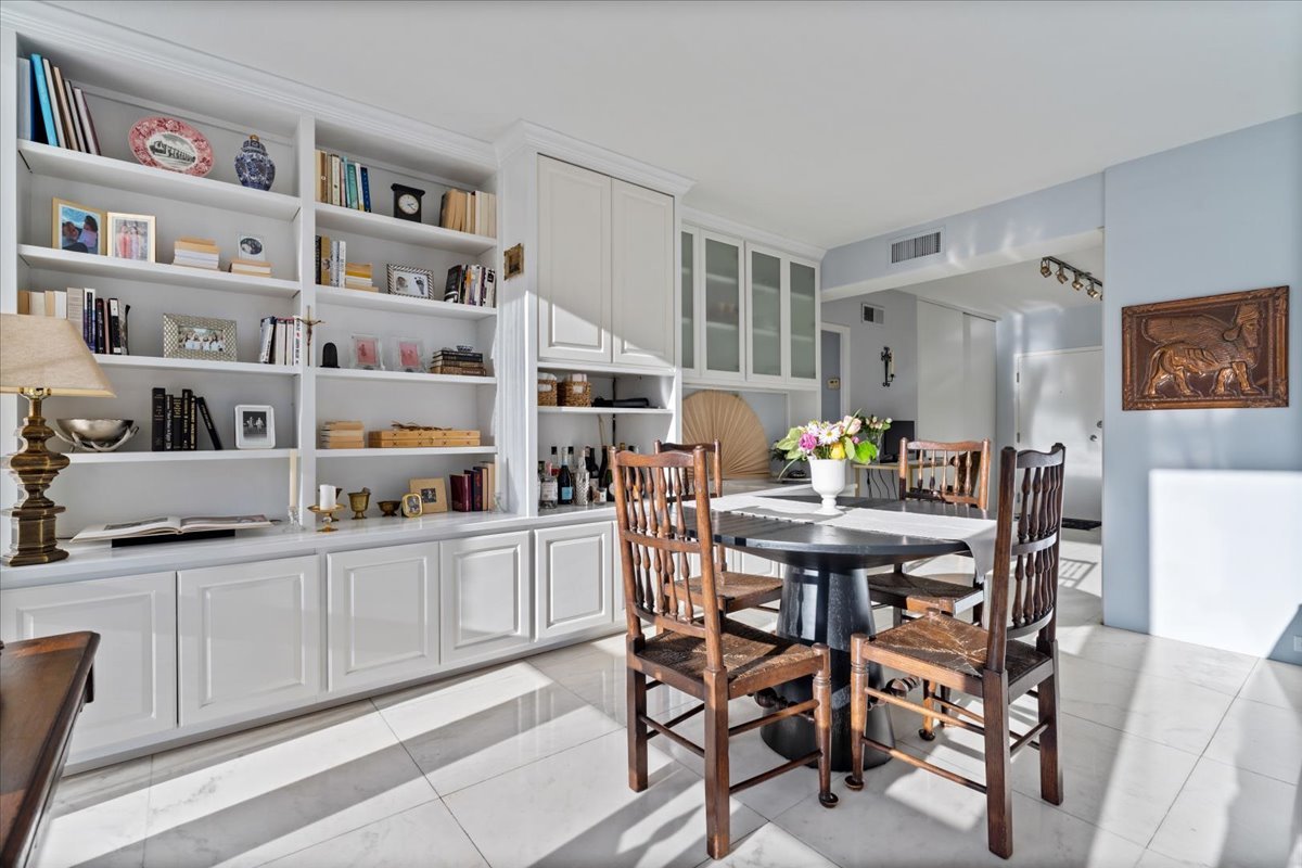 880 N Lake Shore Drive Unit: 16G