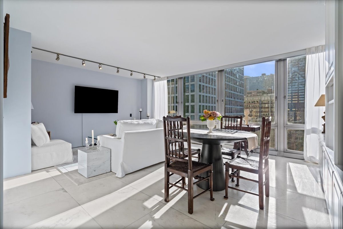 880 N Lake Shore Drive Unit: 16G