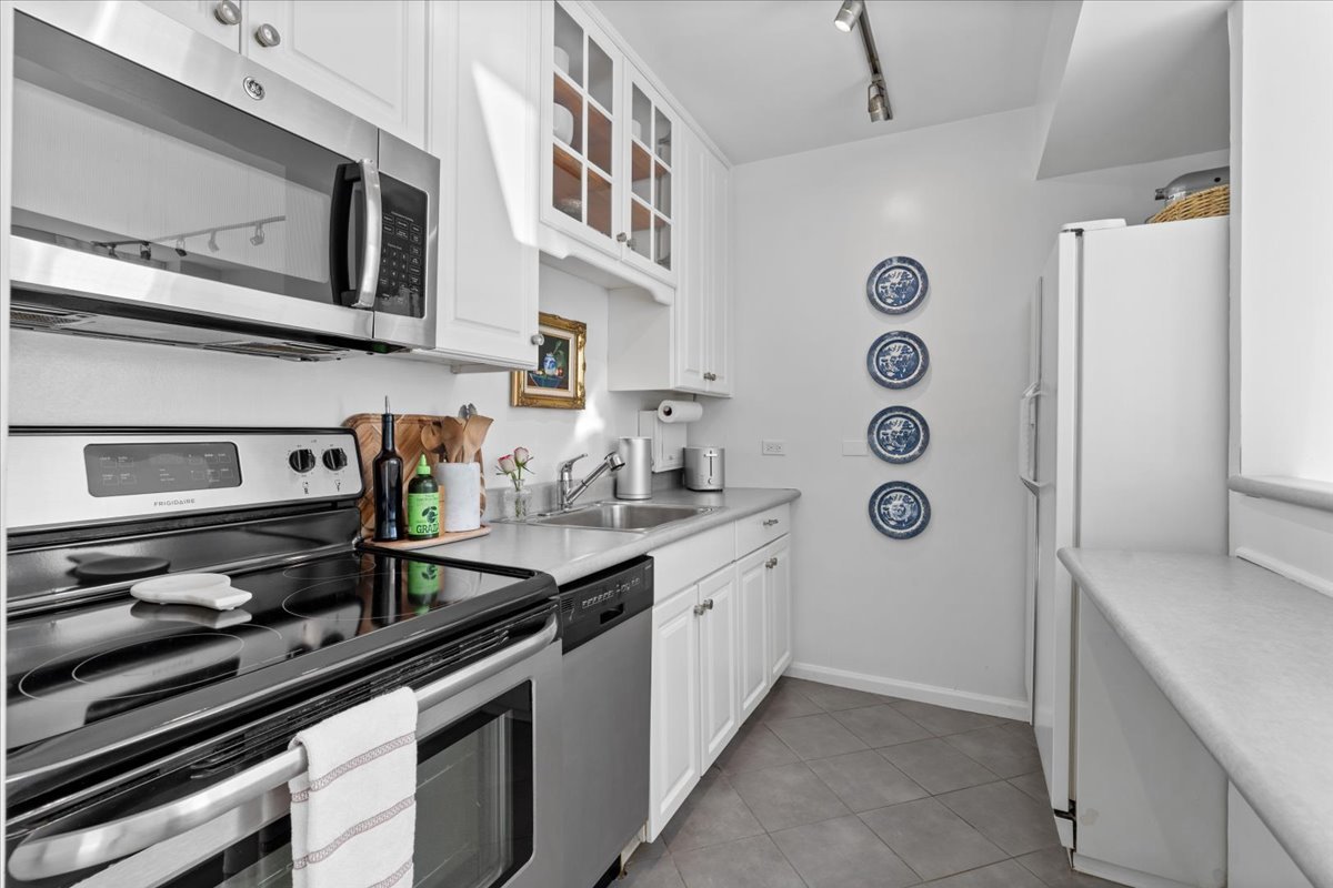 880 N Lake Shore Drive Unit: 16G