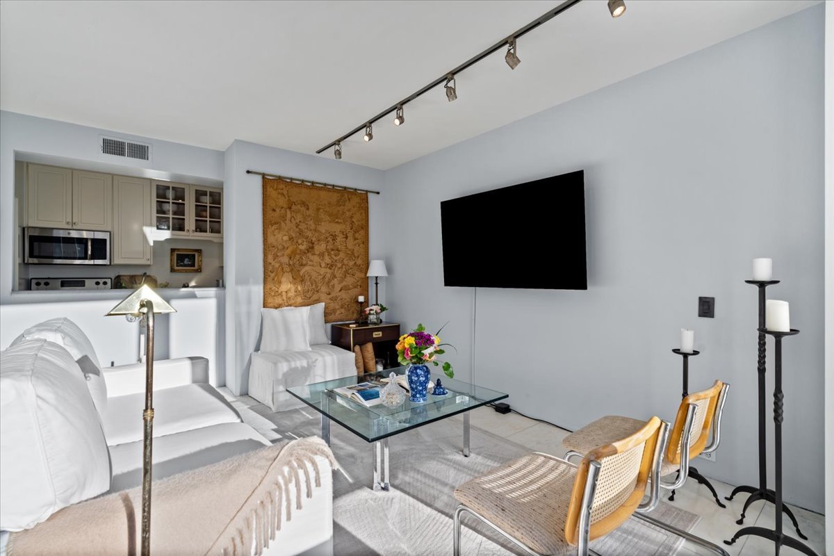 880 N Lake Shore Drive Unit: 16G
