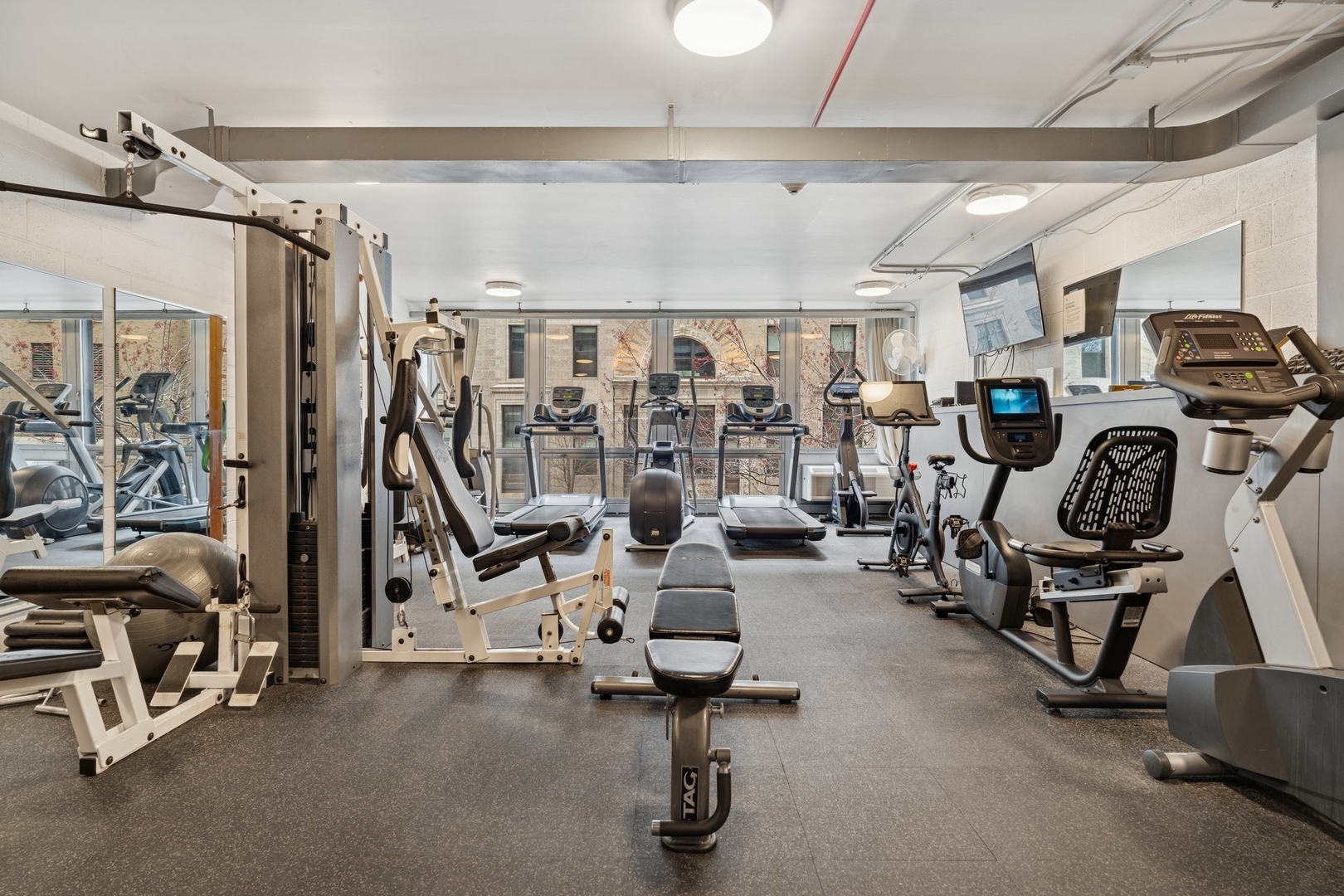880 N Lake Shore Drive Unit: 16G