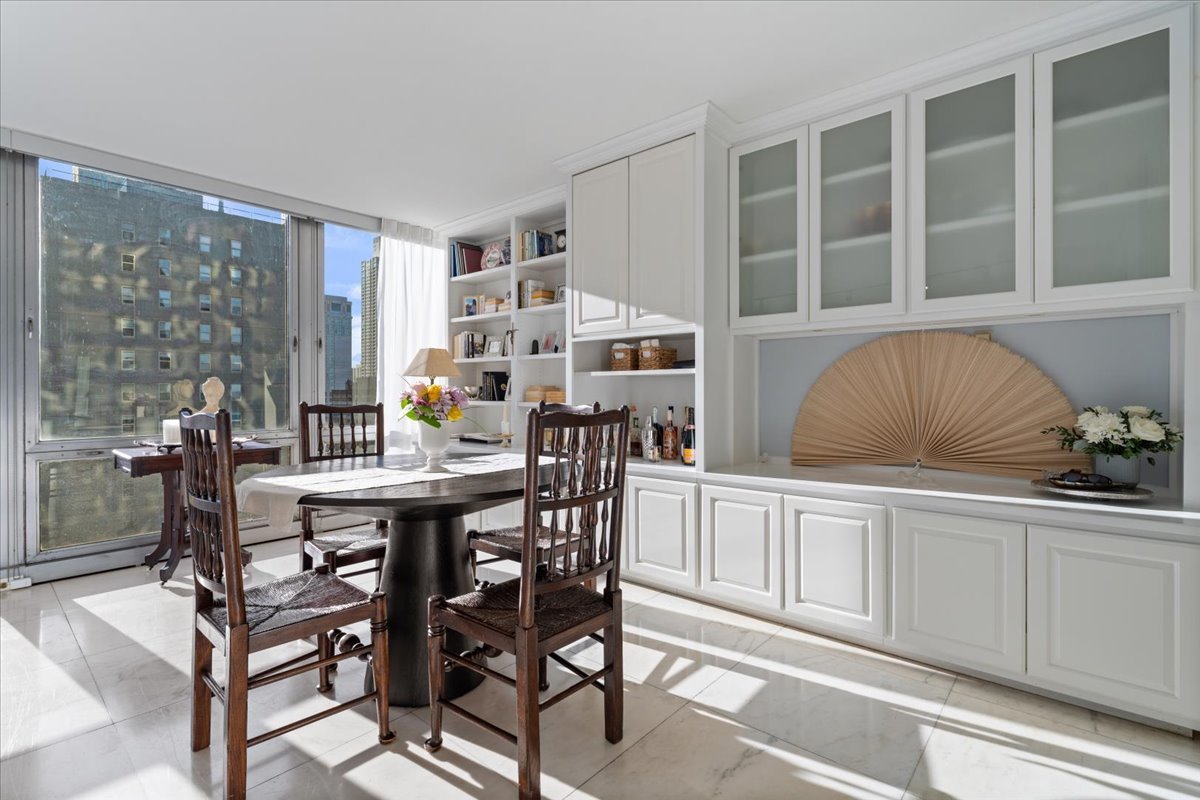 880 N Lake Shore Drive Unit: 16G