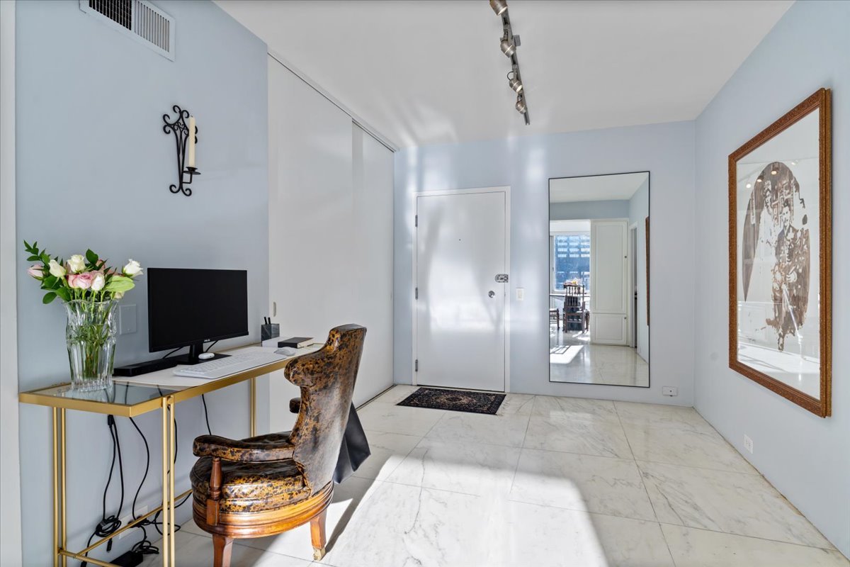 880 N Lake Shore Drive Unit: 16G
