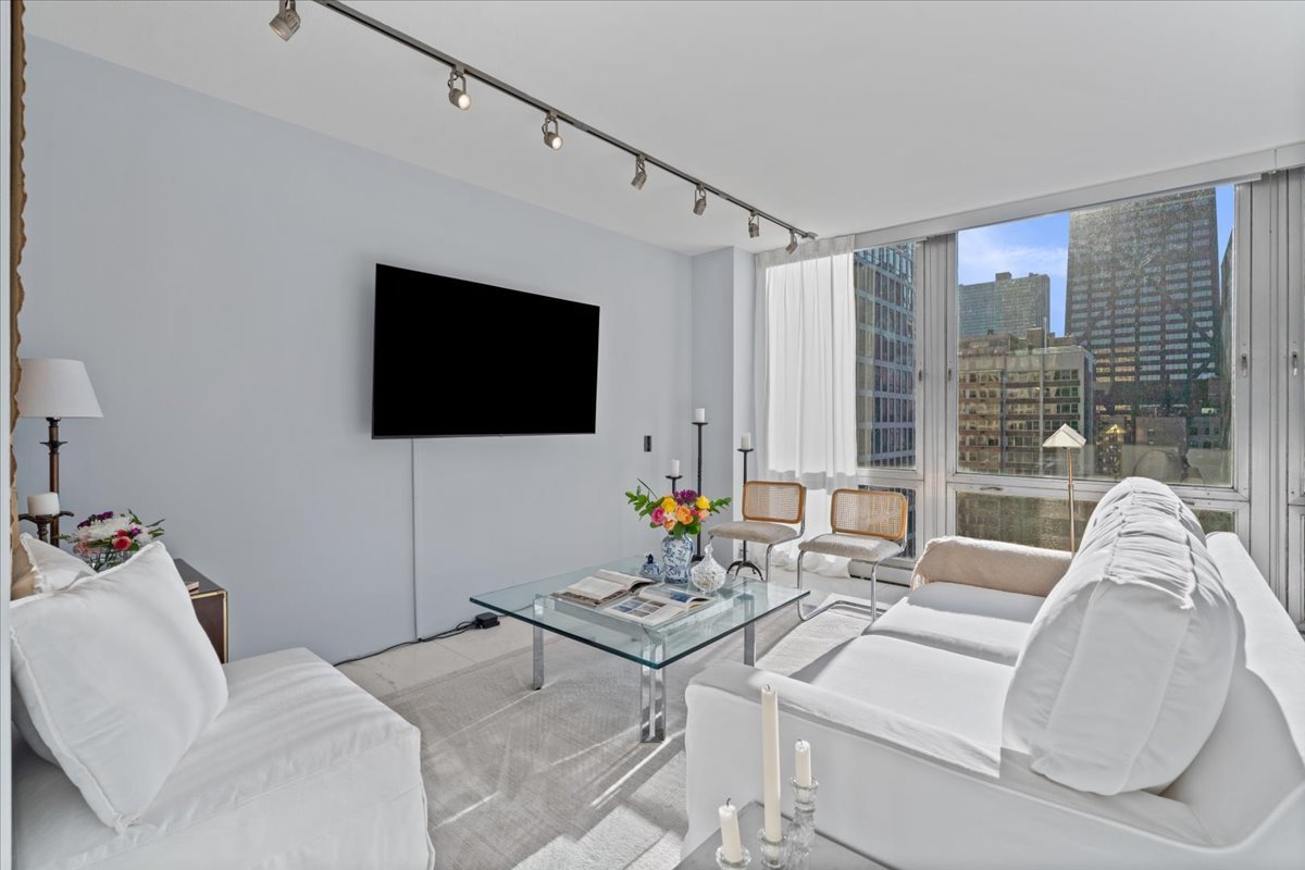 880 N Lake Shore Drive Unit: 16G