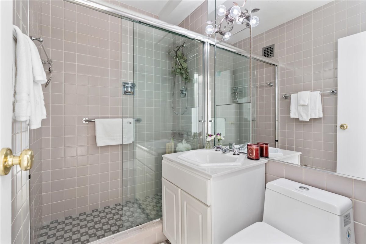 880 N Lake Shore Drive Unit: 16G