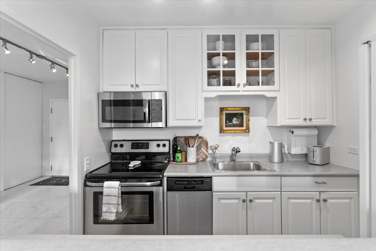 880 N Lake Shore Drive Unit: 16G