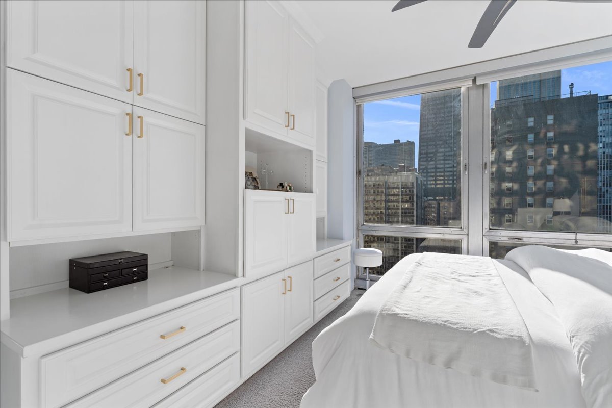 880 N Lake Shore Drive Unit: 16G
