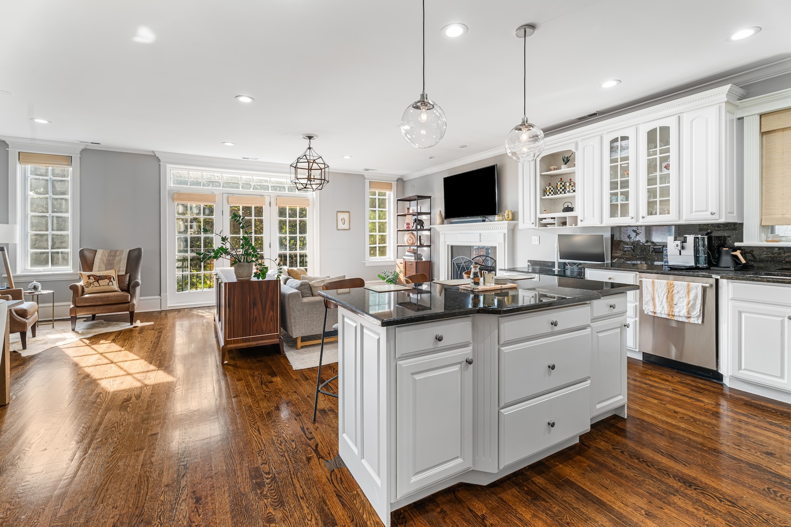 1363 N Mohawk Street Unit: 3