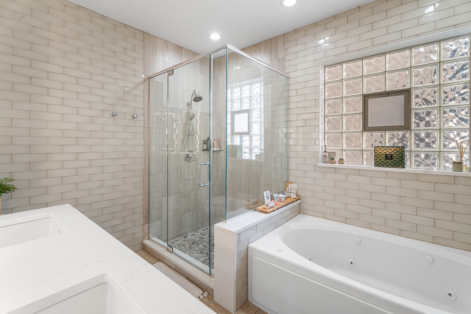 1363 N Mohawk Street Unit: 3