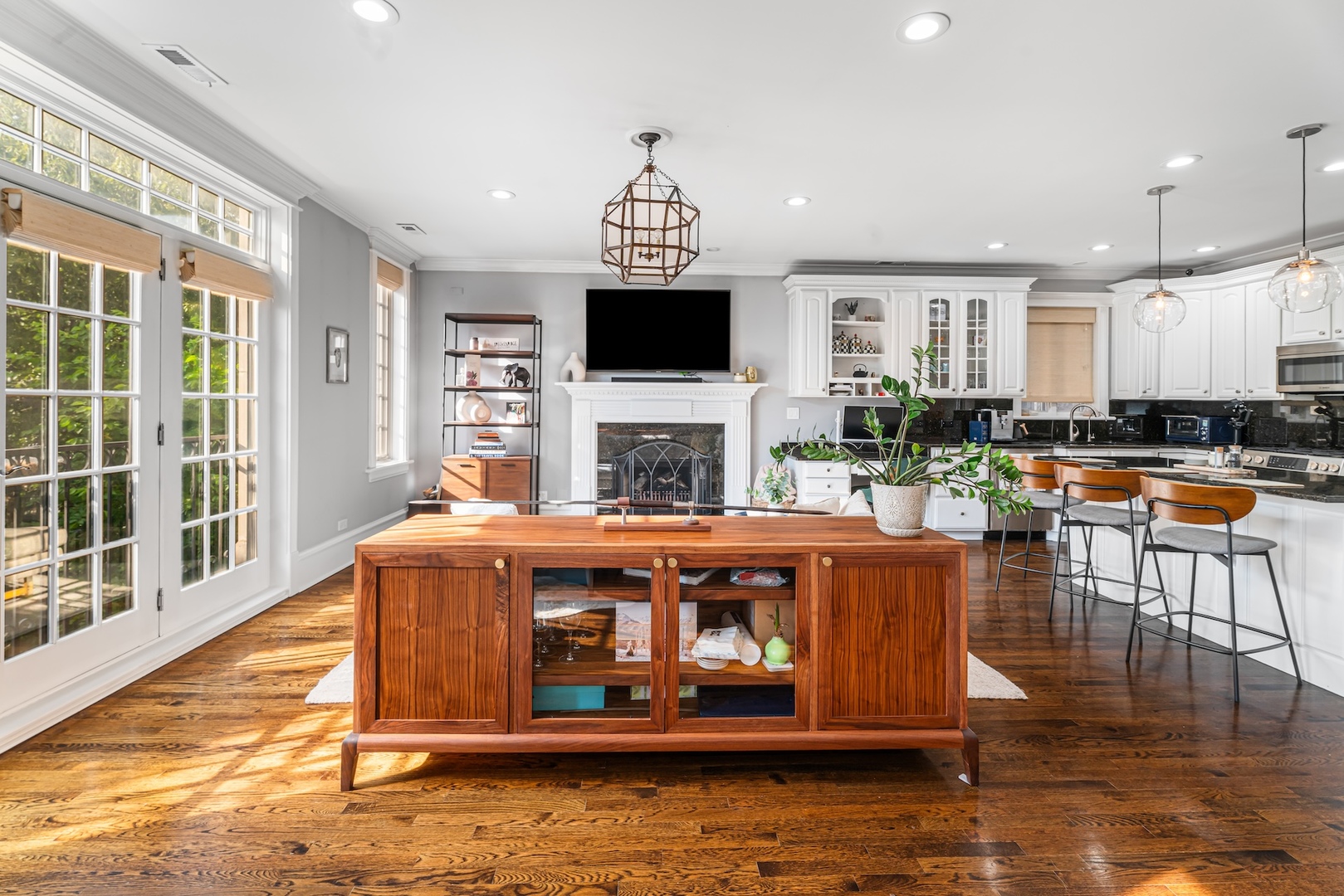 1363 N Mohawk Street Unit: 3