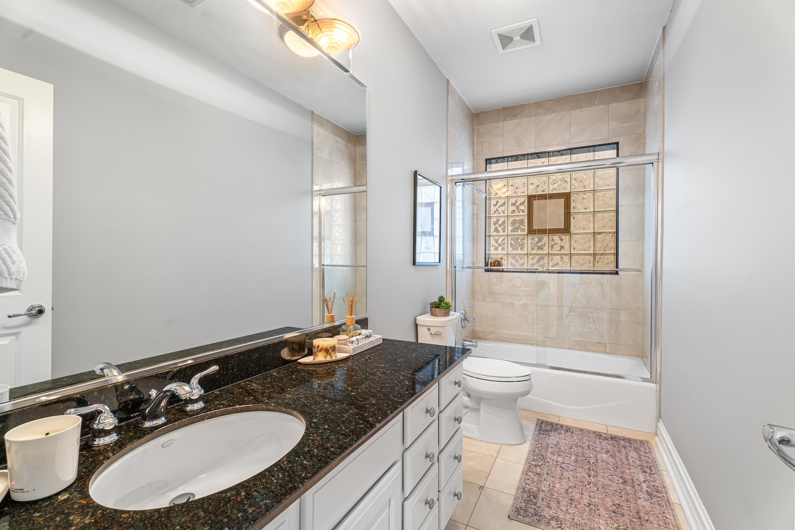 1363 N Mohawk Street Unit: 3