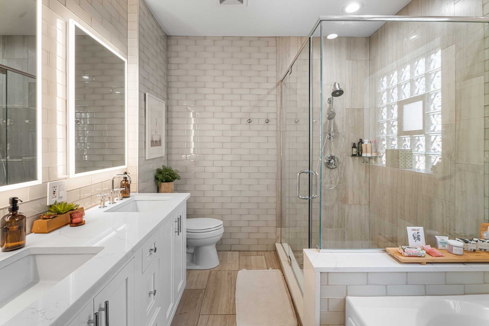 1363 N Mohawk Street Unit: 3