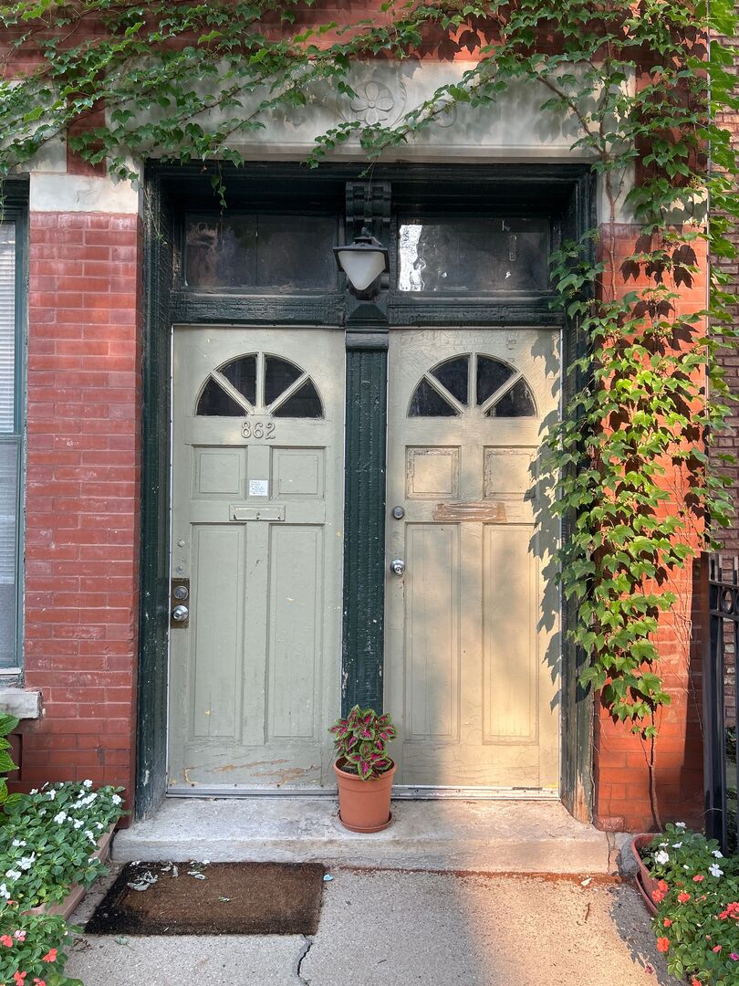 862 N Hermitage Avenue Unit: 1F