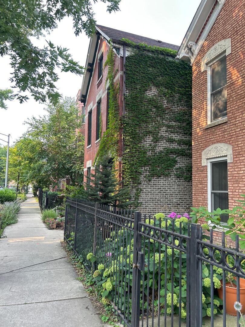 862 N Hermitage Avenue Unit: 1F