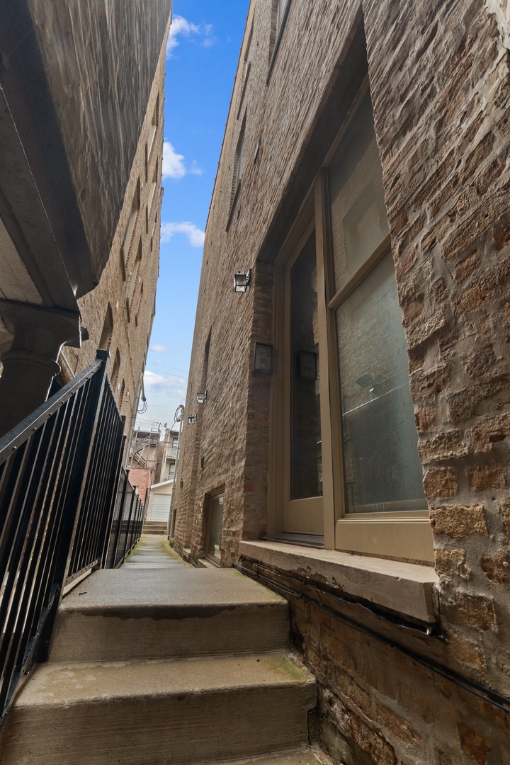 1118 N WOLCOTT Avenue Unit: 2W