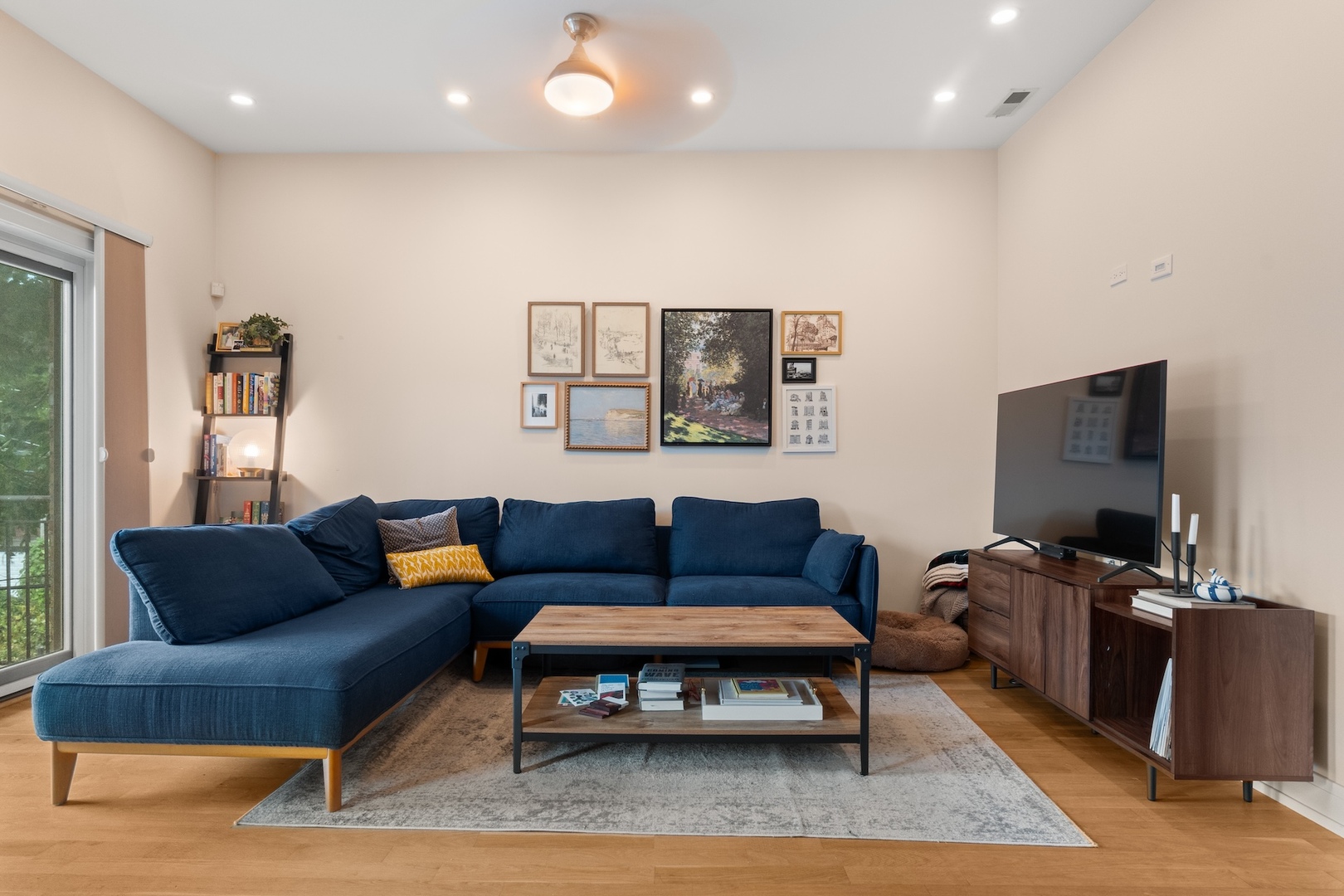 1118 N WOLCOTT Avenue Unit: 2W